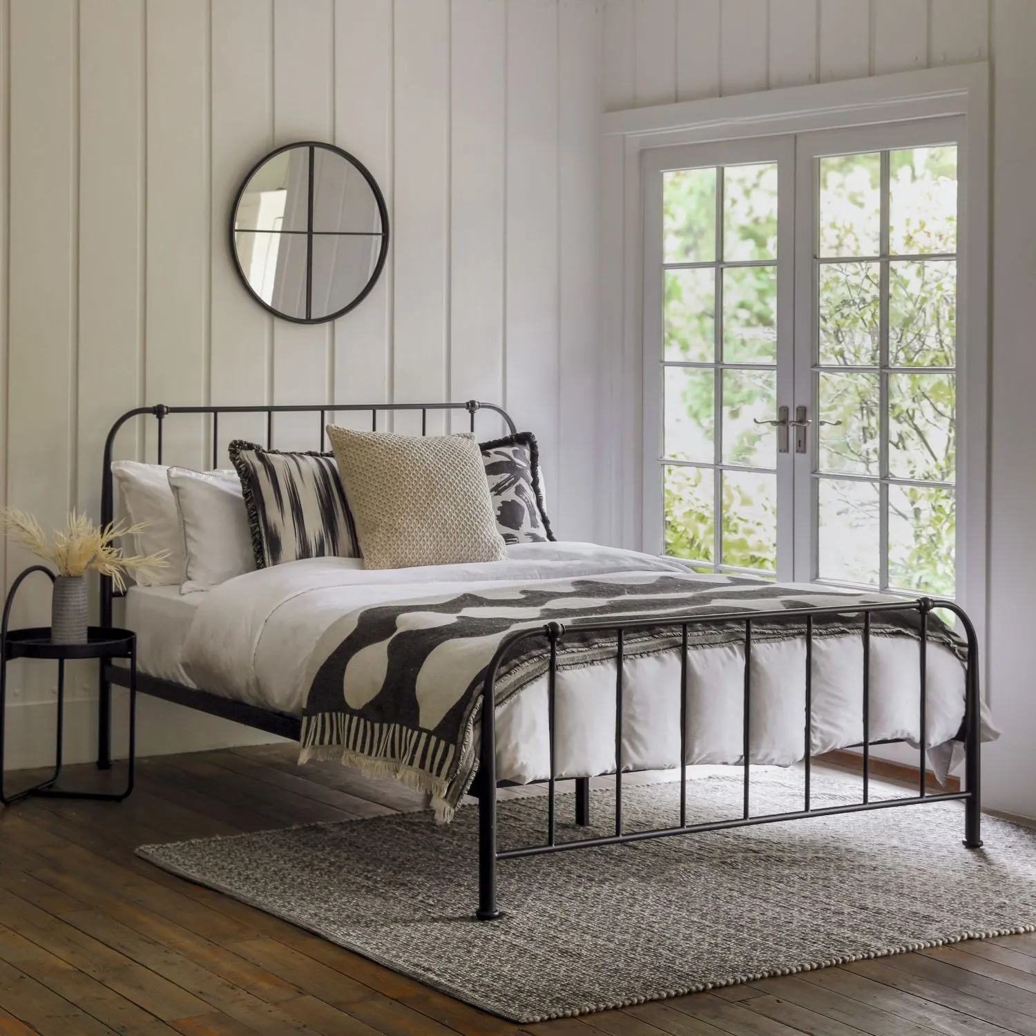 Curved Black Metal 4ft6in 135cm Double Bedstead